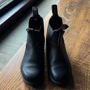 Women’s black Blundstone Chelsea boots